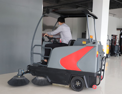 驾驶式扫地机