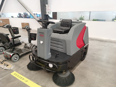 驾驶式扫地机
